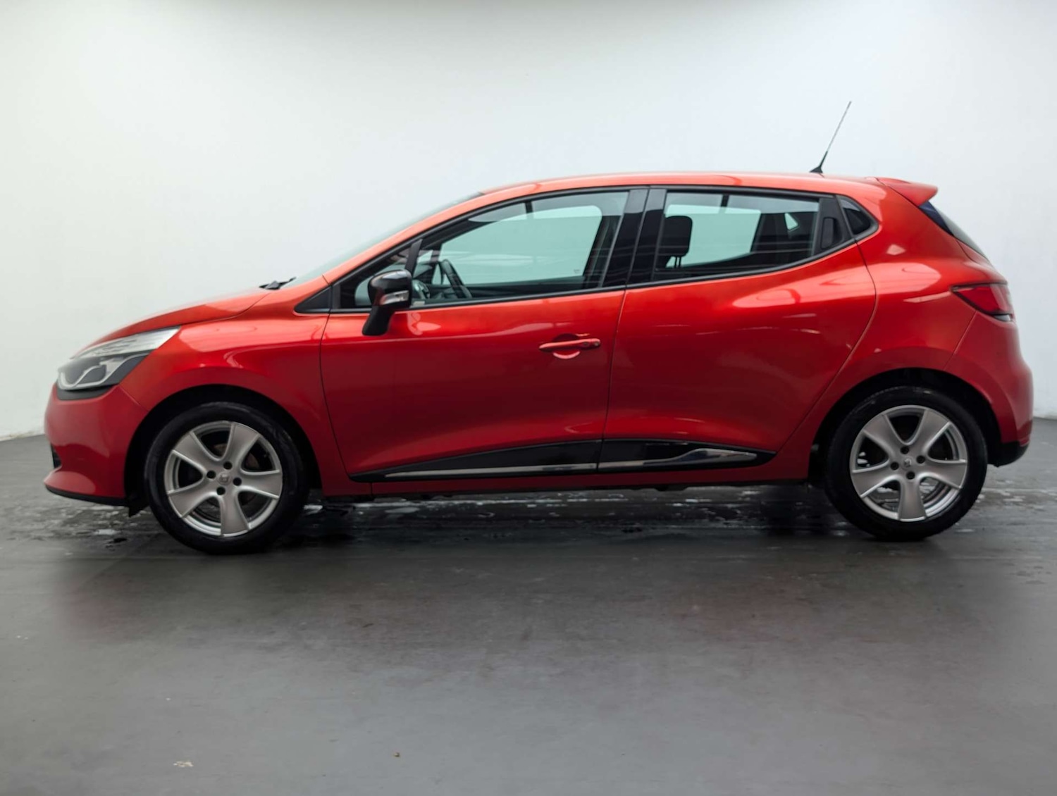 Used Renault Clio 2016 for sale - 77937307: Photo 2