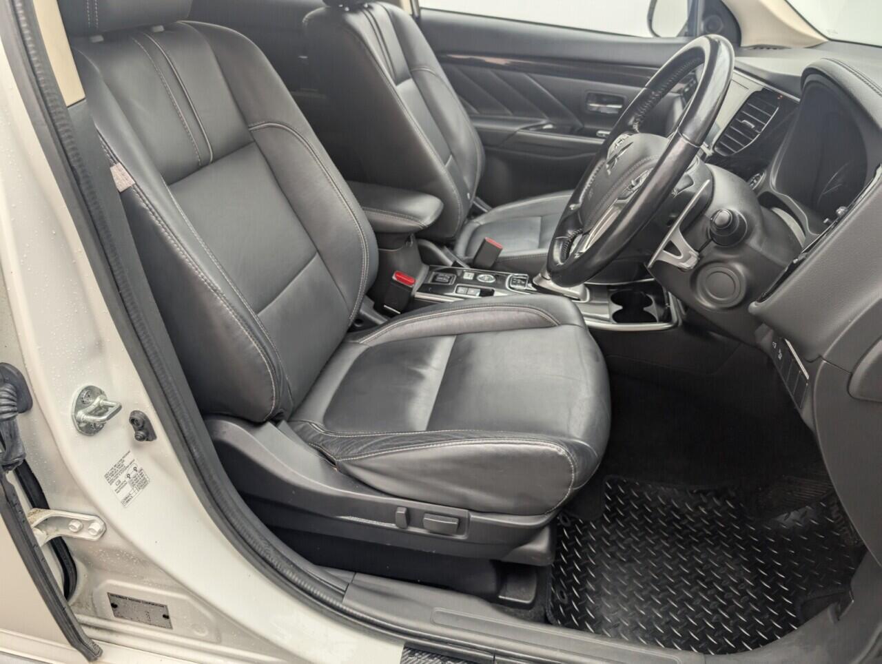 Used Mitsubishi Outlander 2018 for sale - 77143244: Photo 12