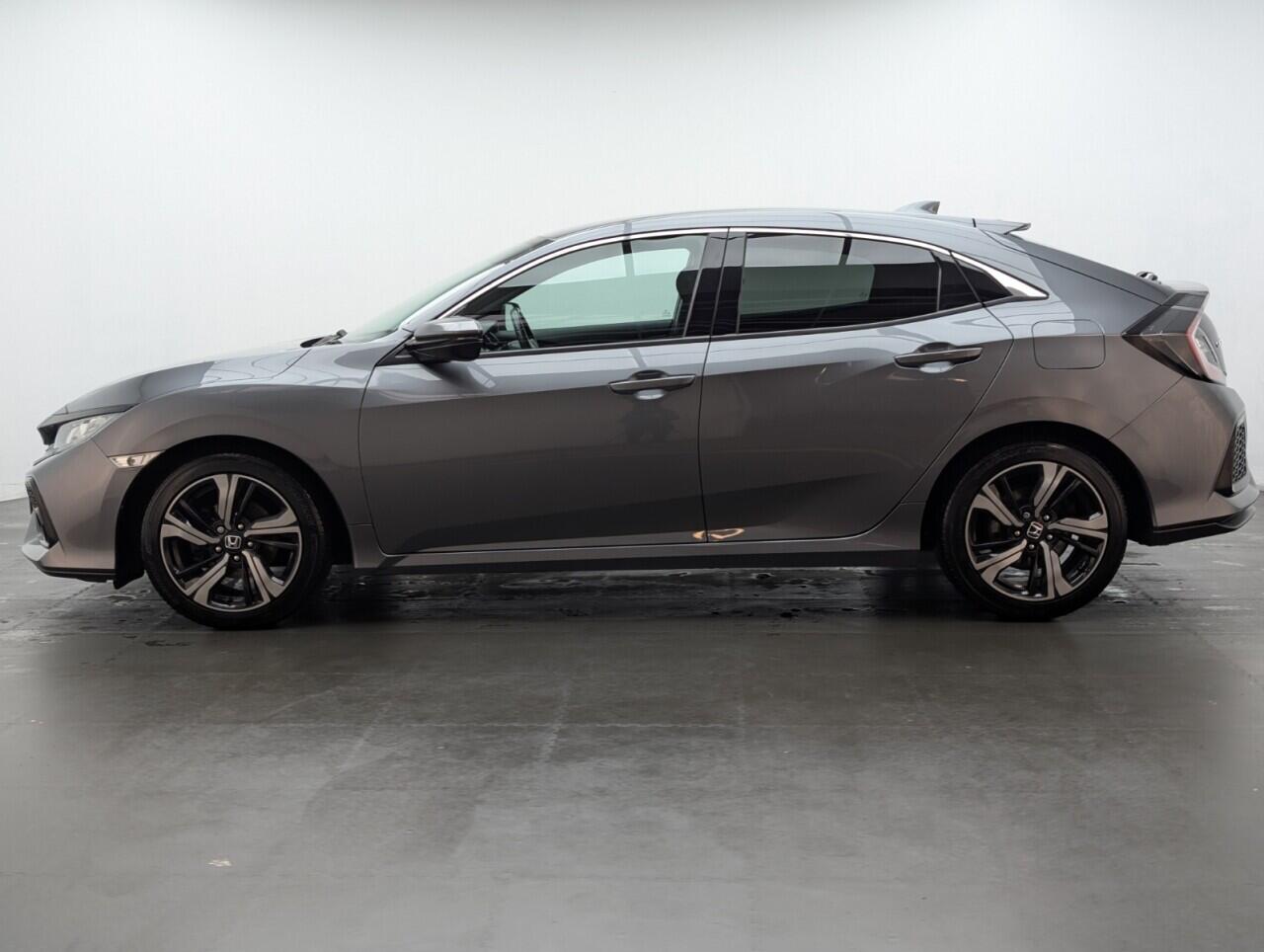 Used Honda Civic 2018 for sale - 76633168: Photo 5