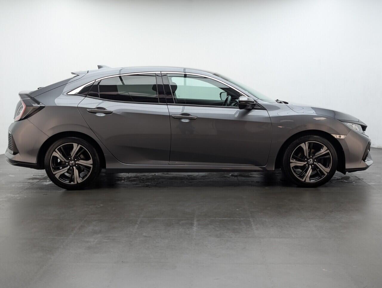 Used Honda Civic 2018 for sale - 76633168: Photo 9
