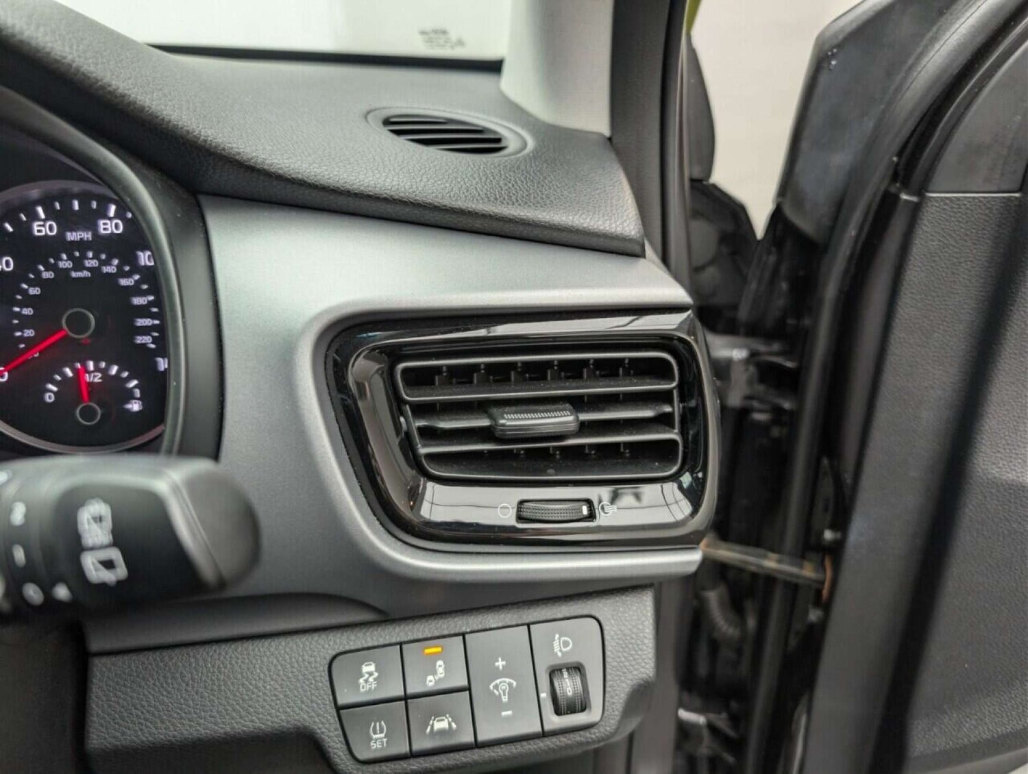 Used Kia Stonic 2018 for sale - 77713793: Photo 19