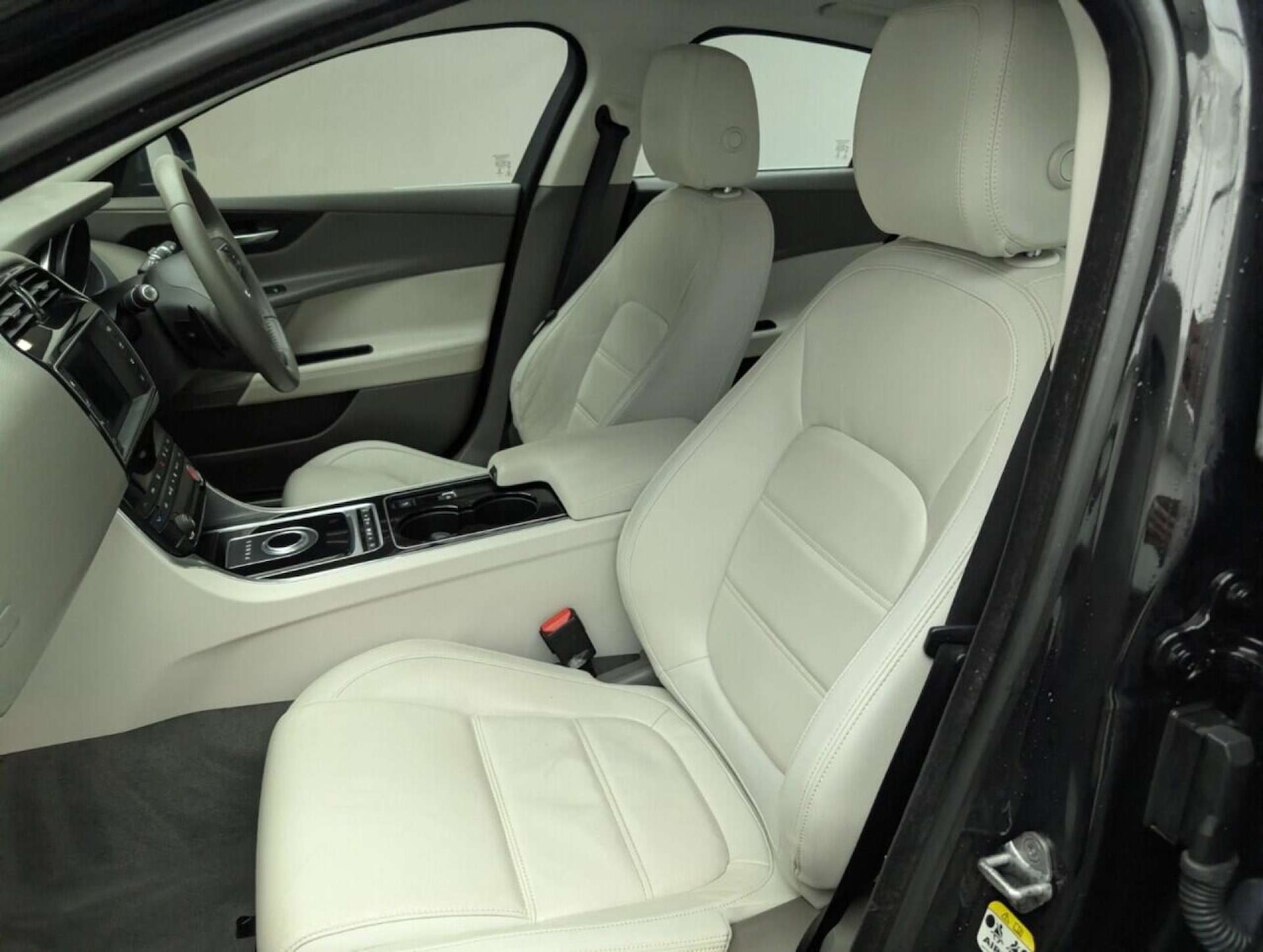 Used Jaguar XE 2016 for sale - 77714195: Photo 28