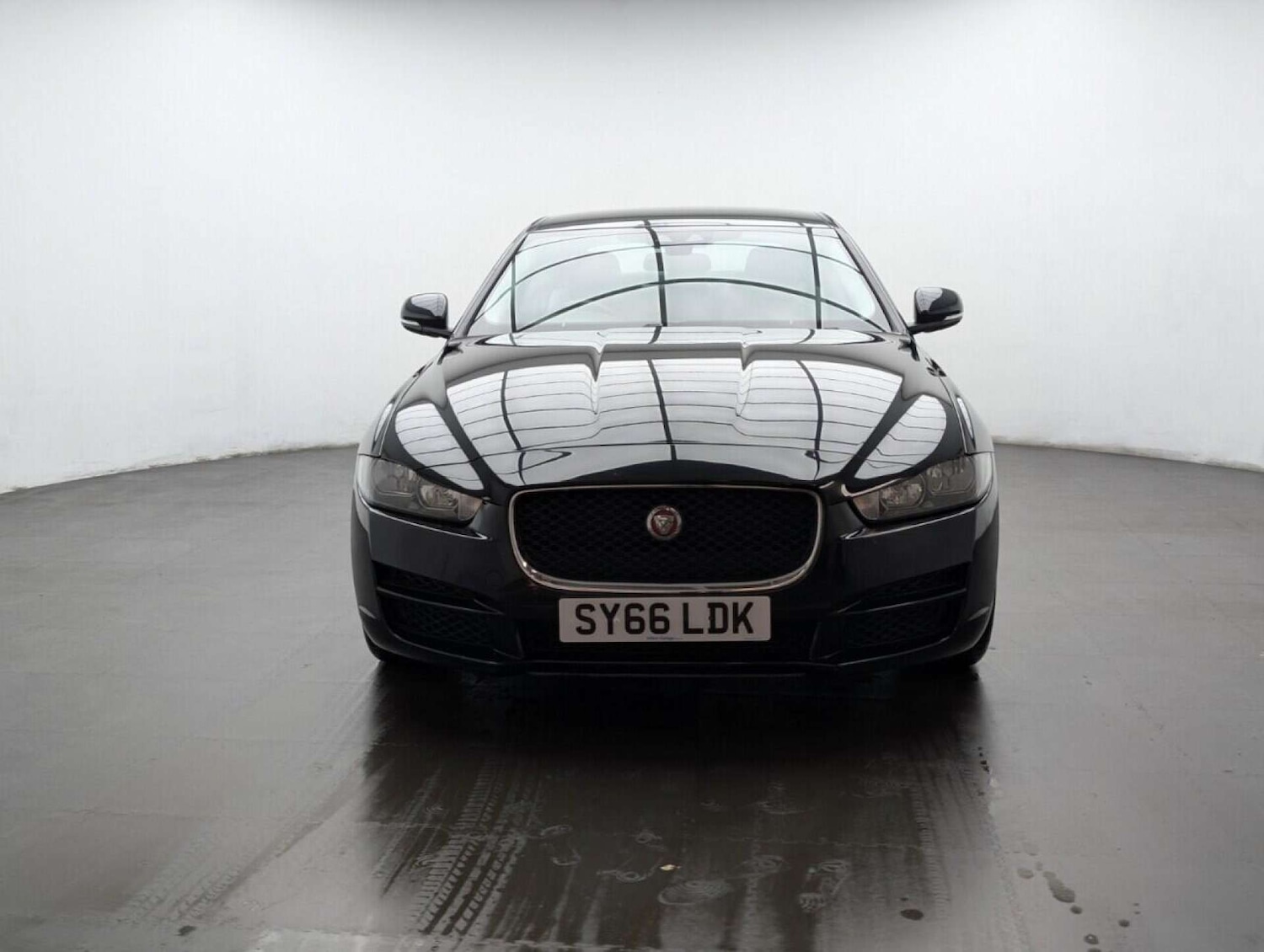 Used Jaguar XE 2016 for sale - 77714195: Photo 3