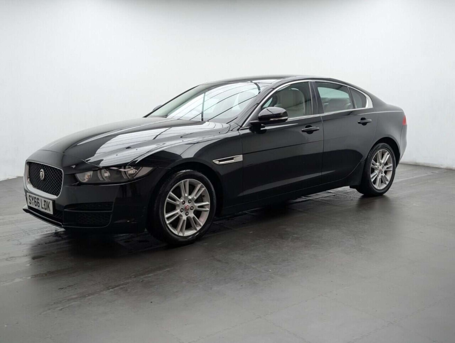 Used Jaguar XE 2016 for sale - 77714195: Photo 4