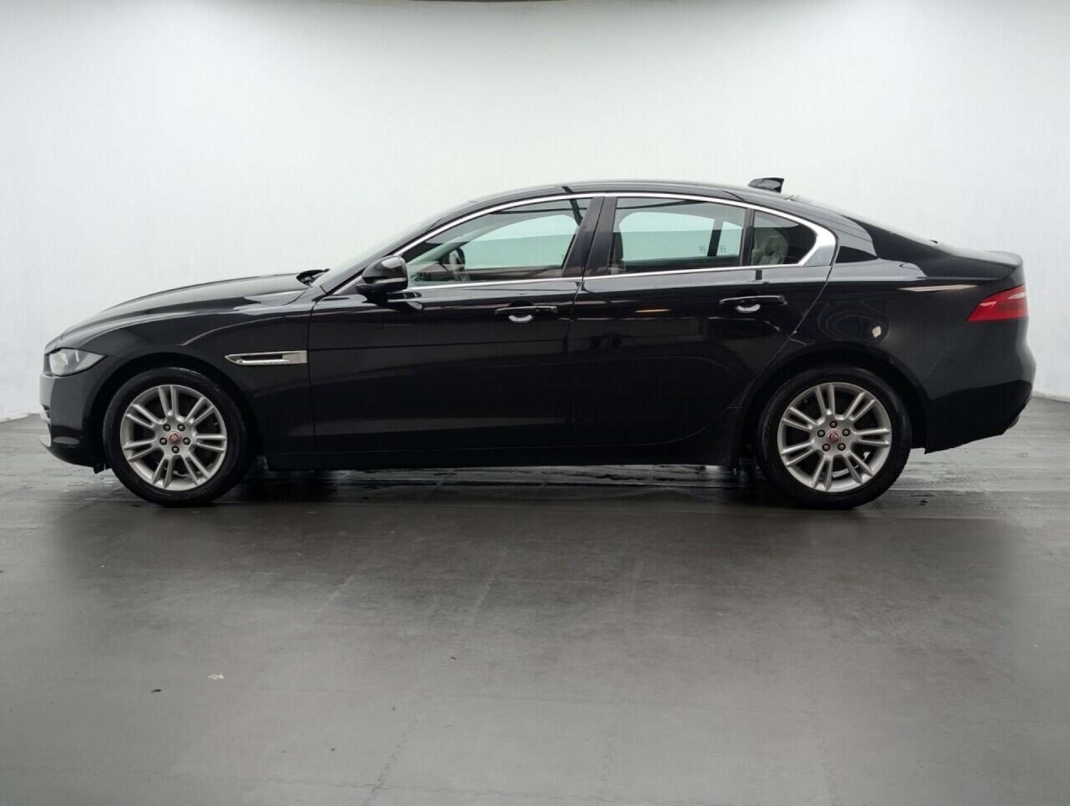 Used Jaguar XE 2016 for sale - 77714195: Photo 5