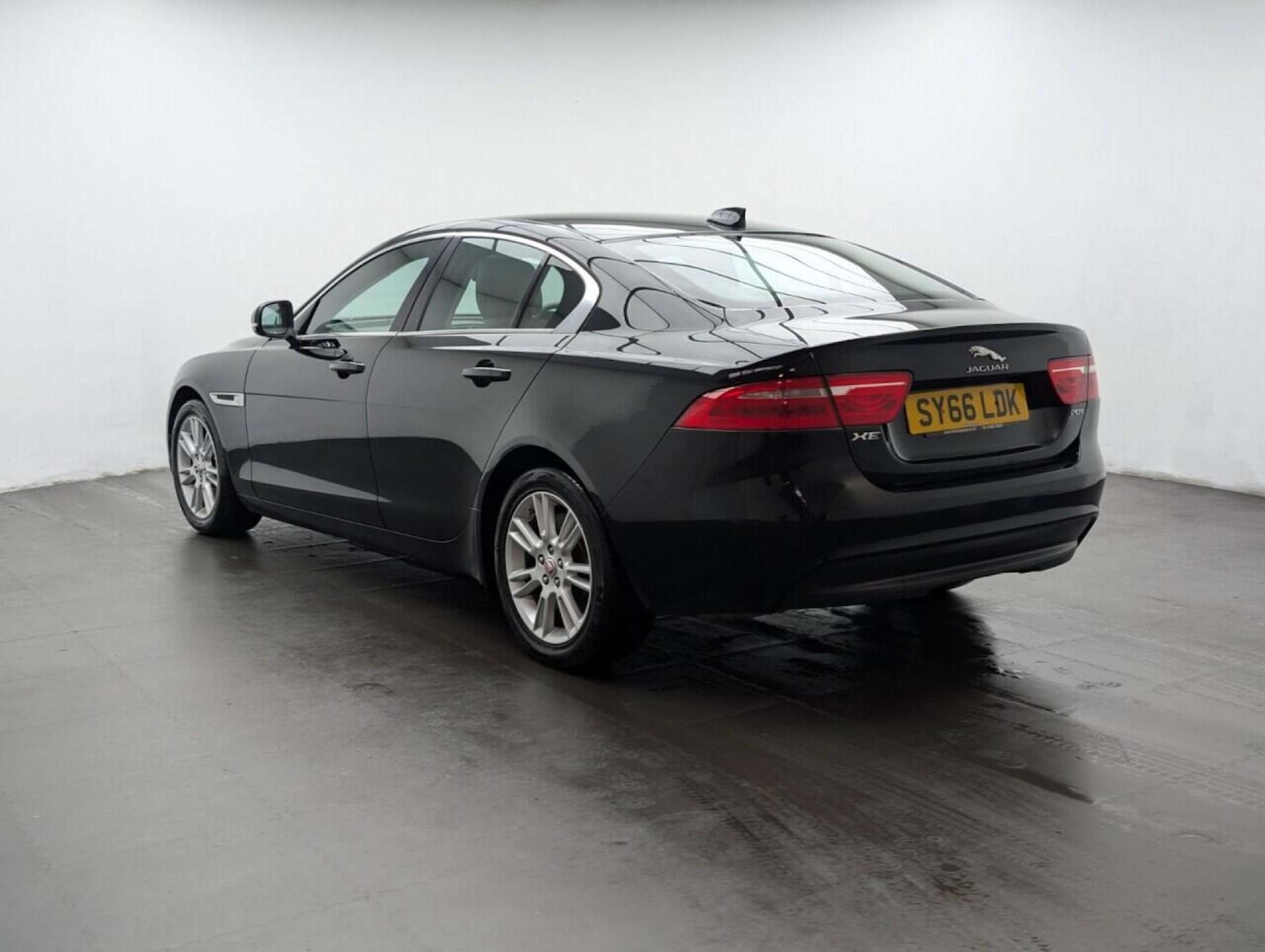 Used Jaguar XE 2016 for sale - 77714195: Photo 6