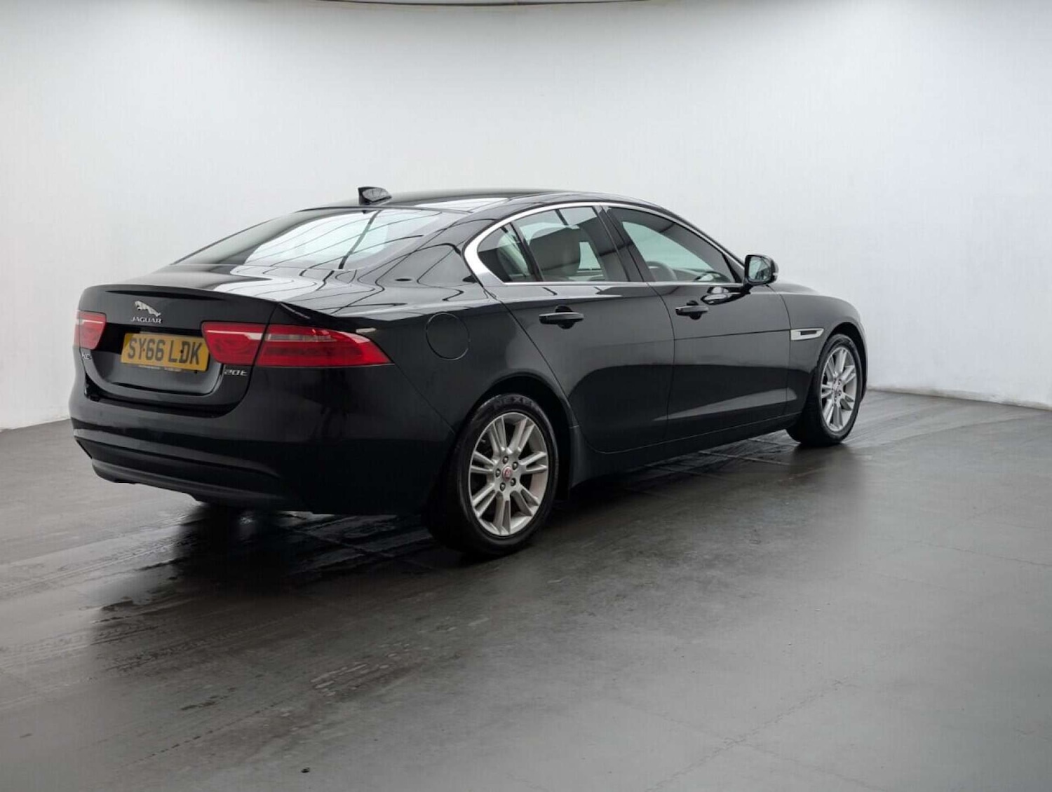 Used Jaguar XE 2016 for sale - 77714195: Photo 8