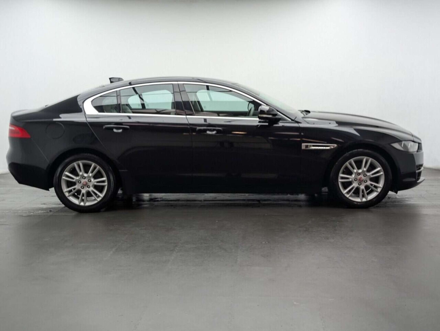 Used Jaguar XE 2016 for sale - 77714195: Photo 9