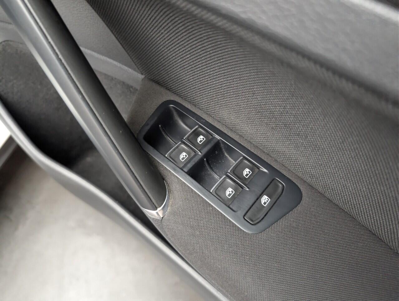 Used Volkswagen Golf 2017 for sale - 76688832: Photo 32