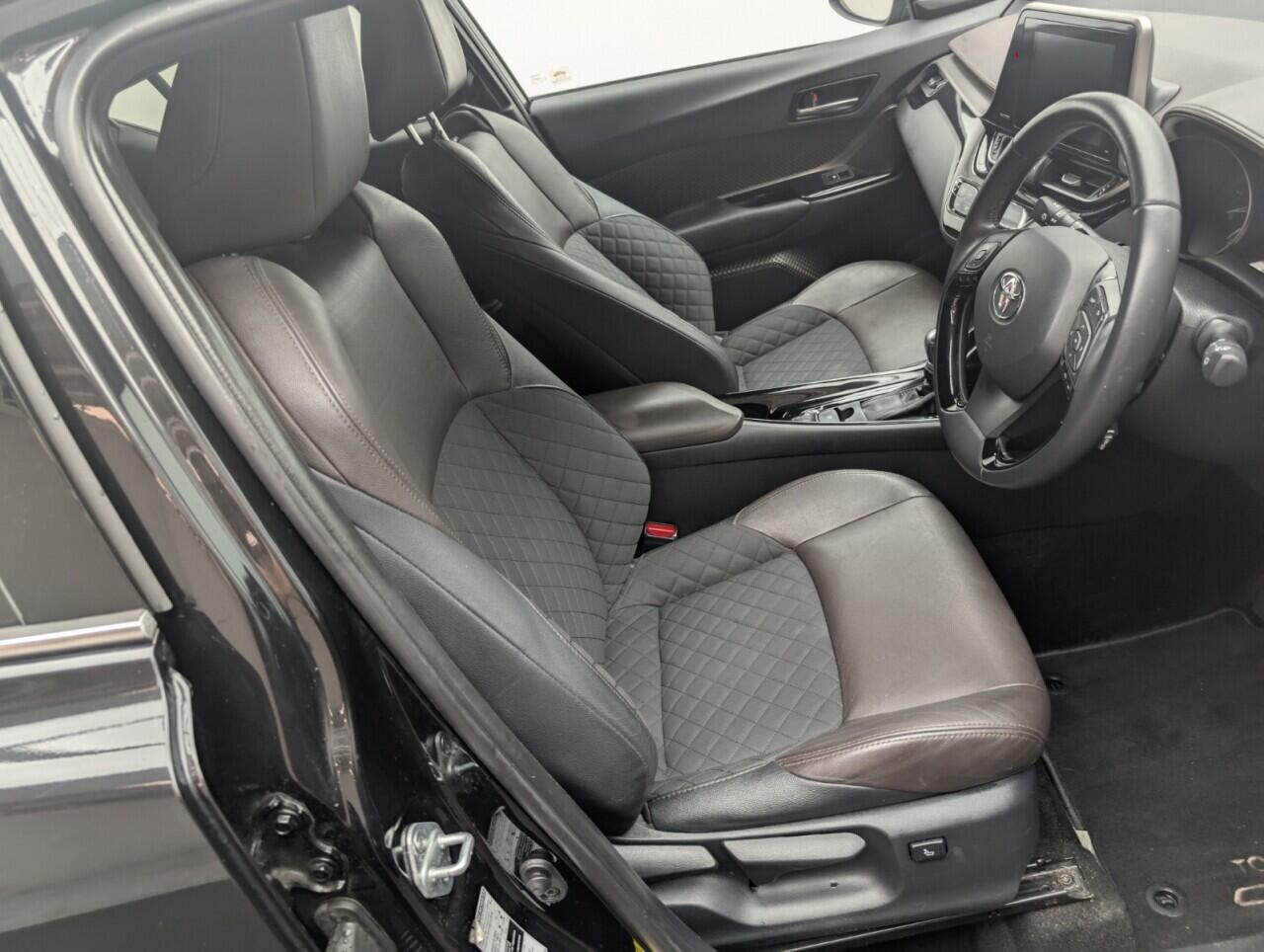 Used Toyota C-HR 2018 for sale - 76742307: Photo 11