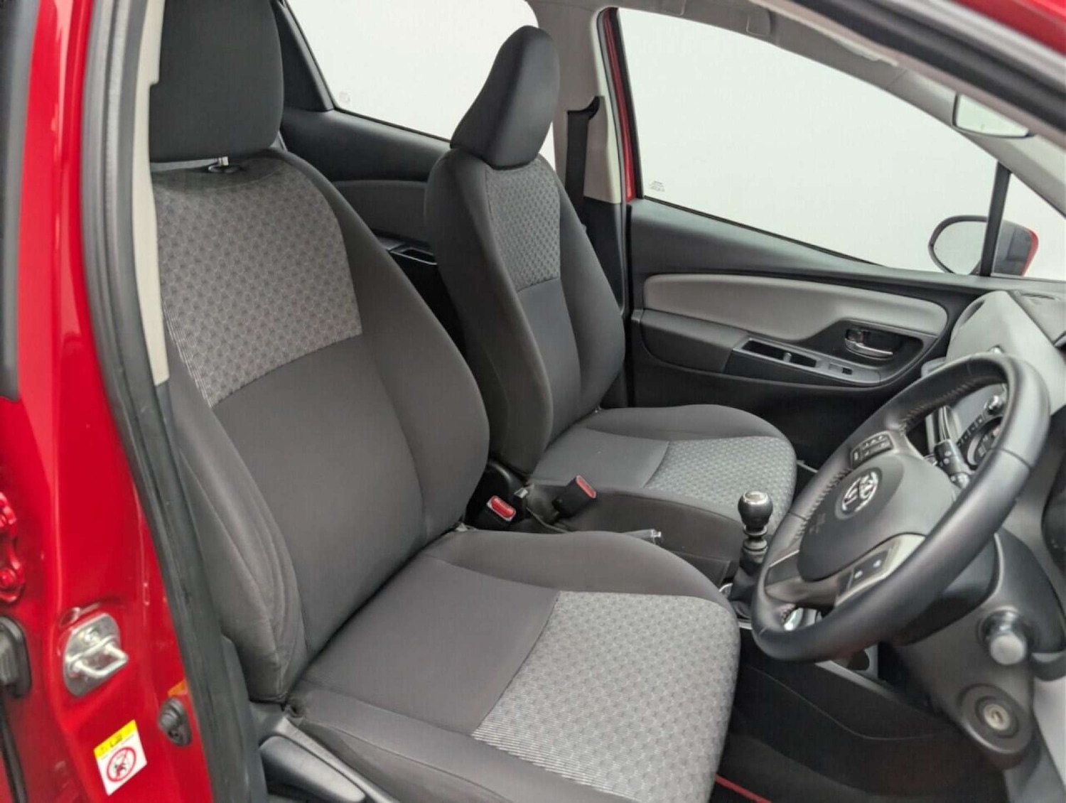 Used Toyota Yaris 2015 for sale - 77714949: Photo 12