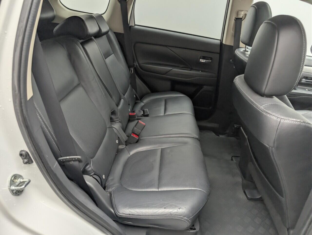 Used Mitsubishi Outlander 2015 for sale - 77203712: Photo 28