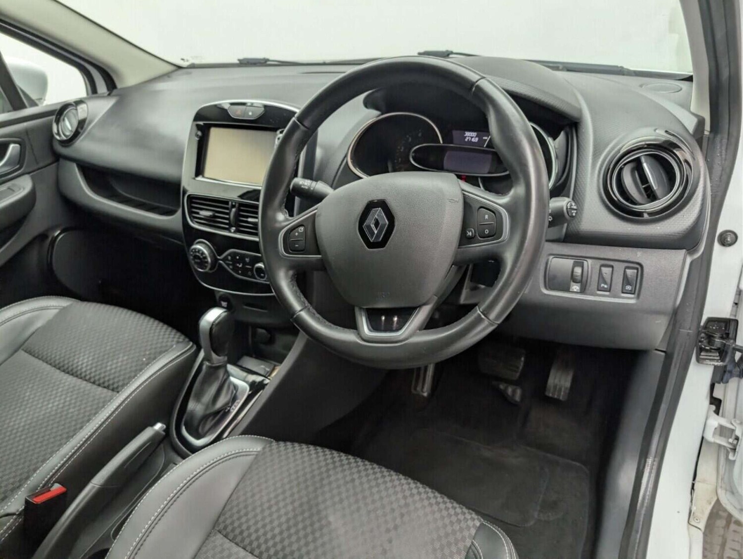 Used Renault Clio 2017 for sale - 77714224: Photo 11