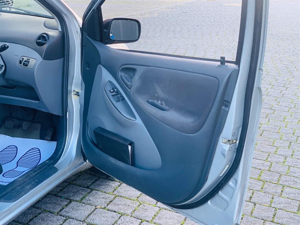 Used Toyota Yaris 2002 for sale - 77450132: Photo 32