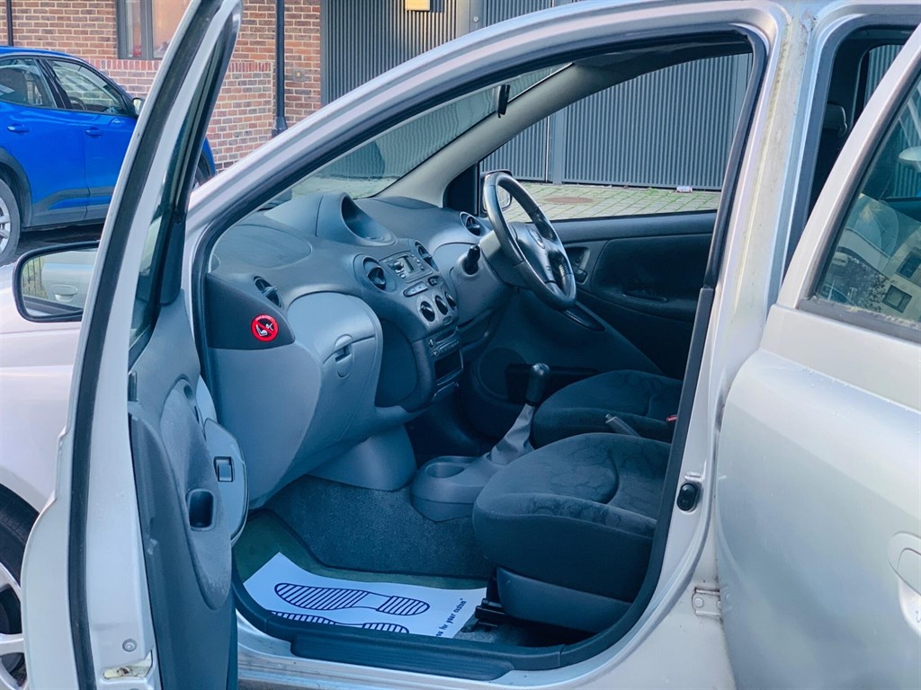 Used Toyota Yaris 2002 for sale - 77450132: Photo 42