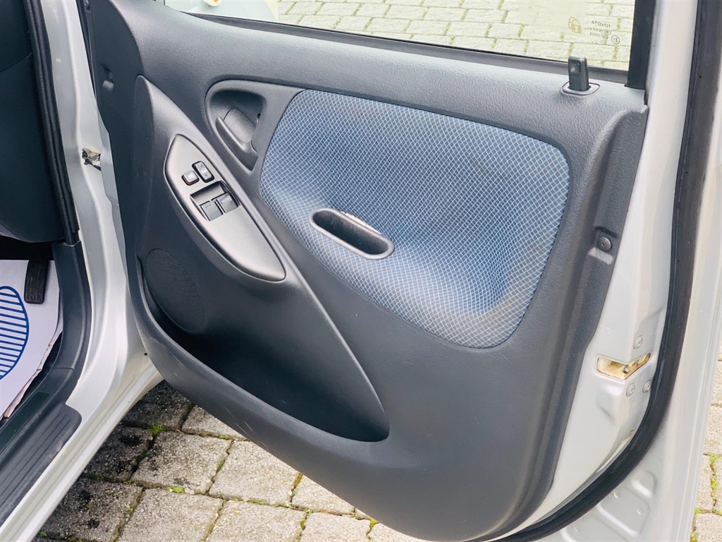 Used Toyota Yaris 2005 for sale - 77472132: Photo 32