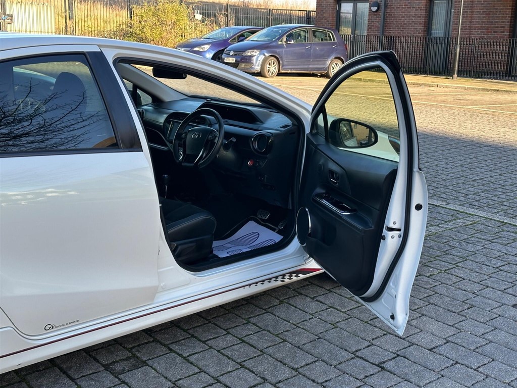 Used Toyota Yaris 2015 for sale - 77232420: Photo 40