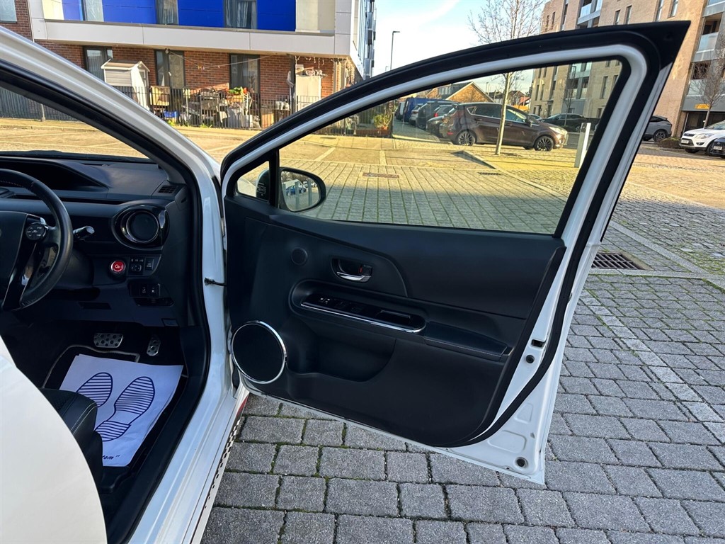 Used Toyota Yaris 2015 for sale - 77232420: Photo 41