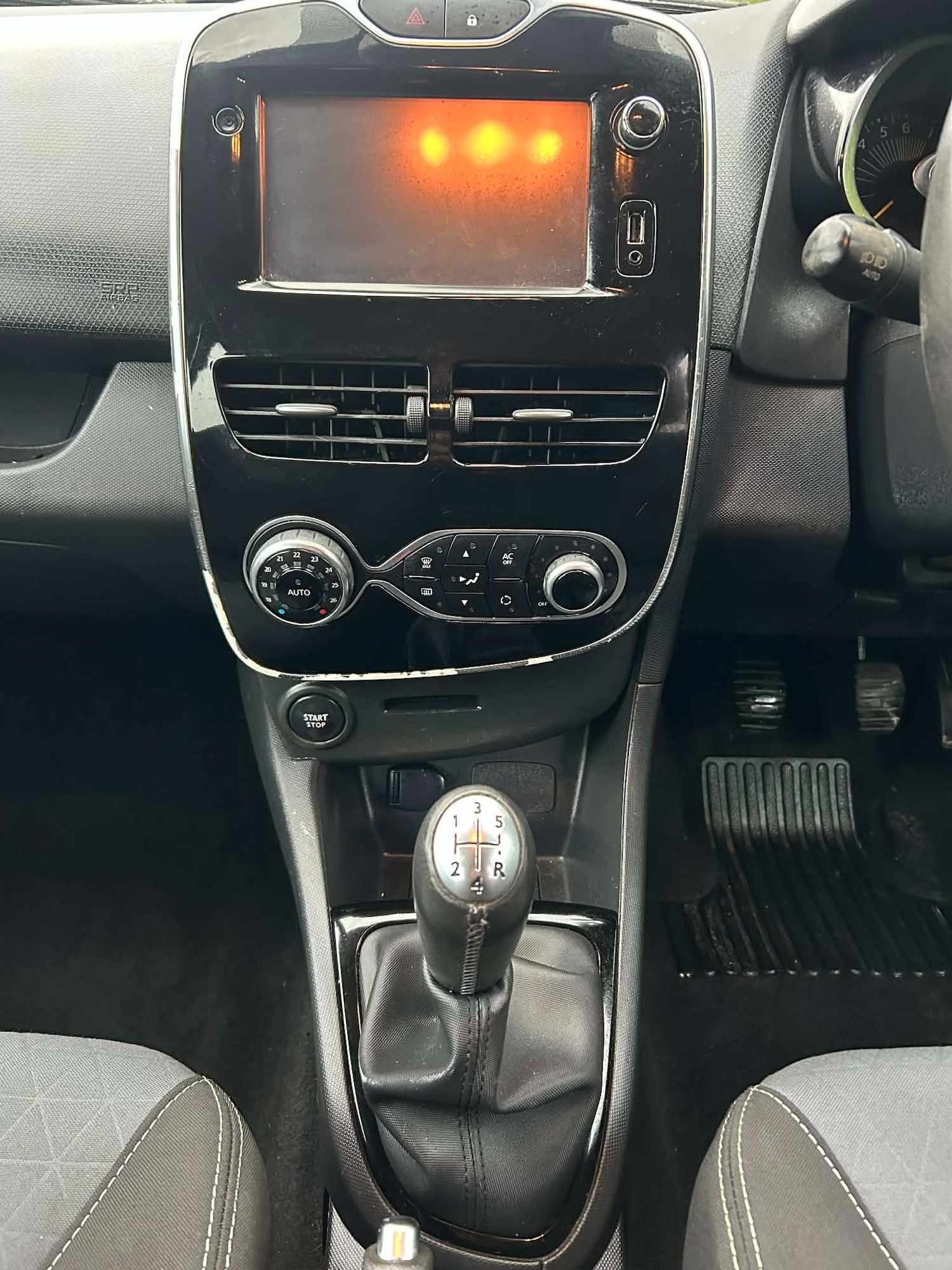 Used Renault Clio 2015 for sale - 76762770: Photo 13