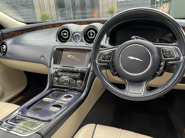 Used Jaguar XJ 2010 for sale - 76273349: Photo 11
