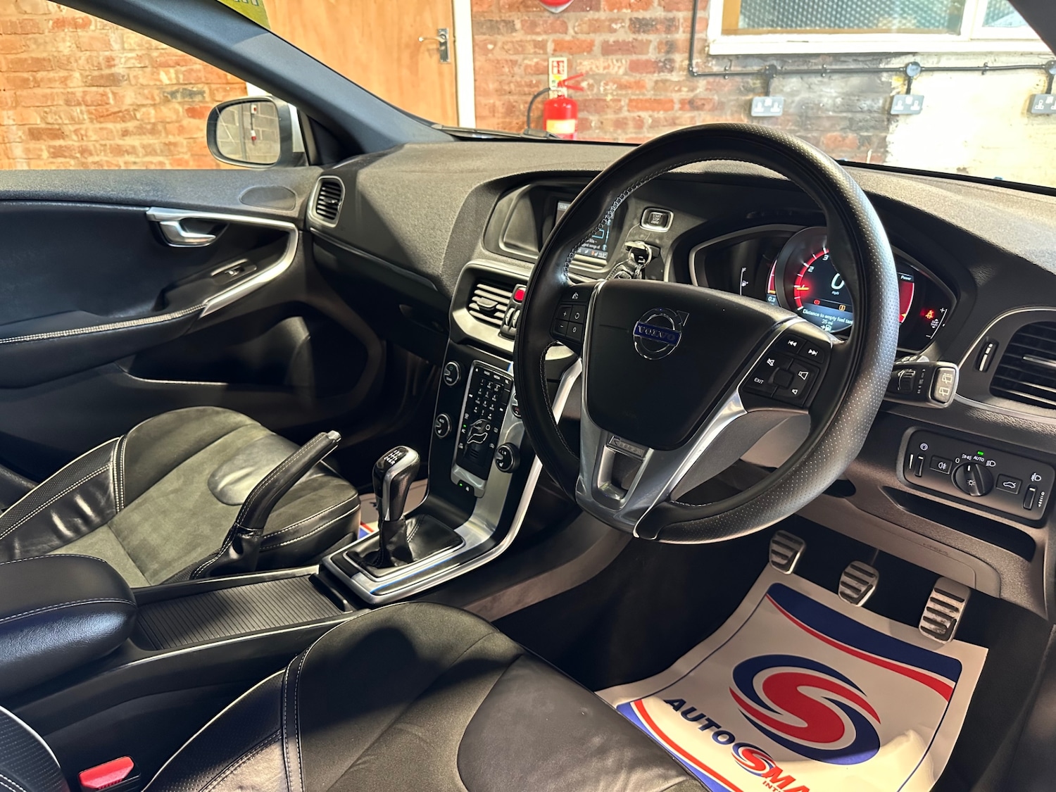 Used Volvo V40 2015 for sale - 76478097: Photo 11