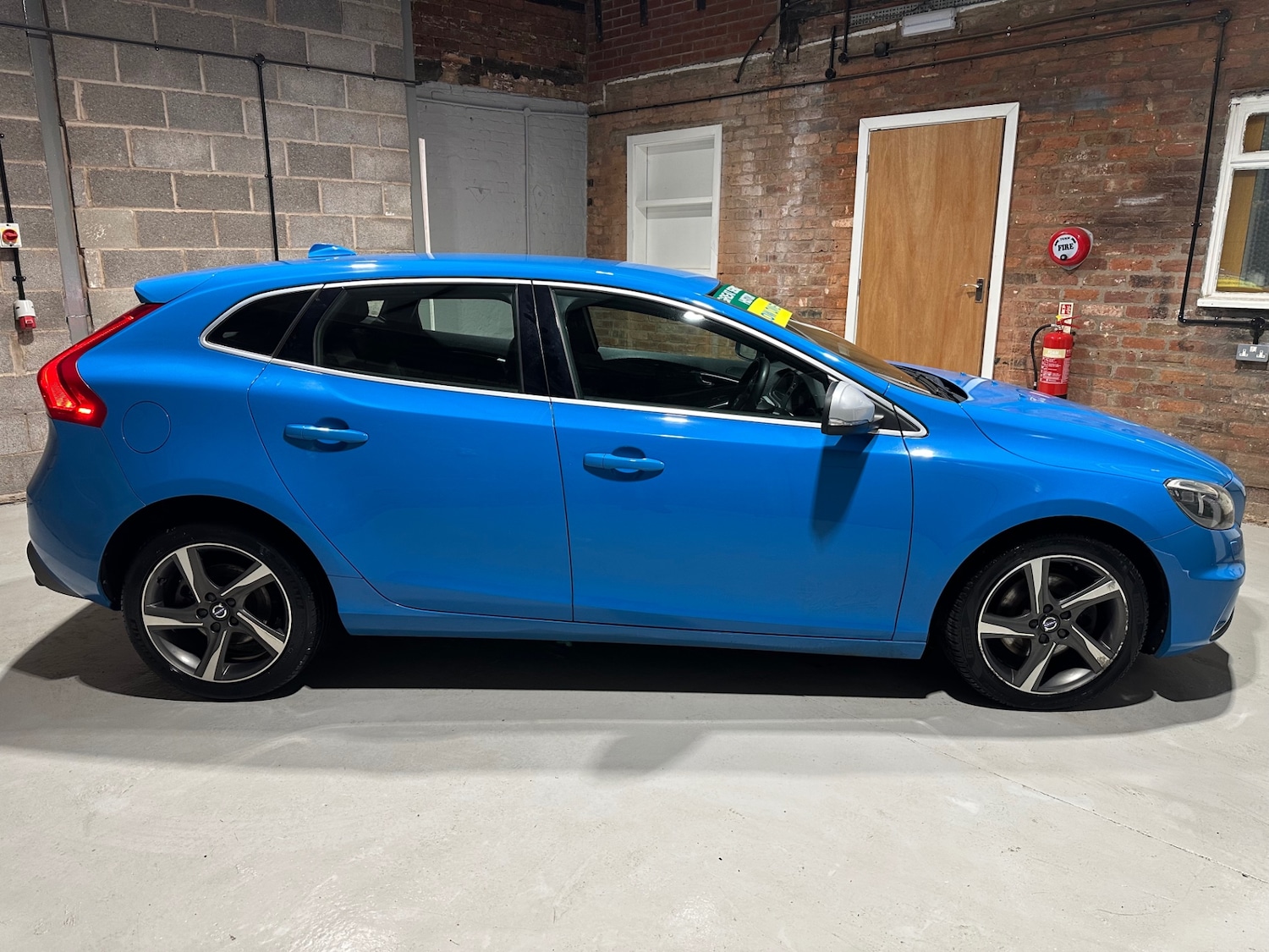 Used Volvo V40 2015 for sale - 76478097: Photo 4