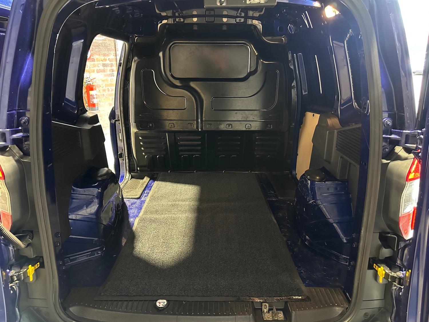 Used Ford Transit Courier 2017 for sale - 76905123: Photo 30