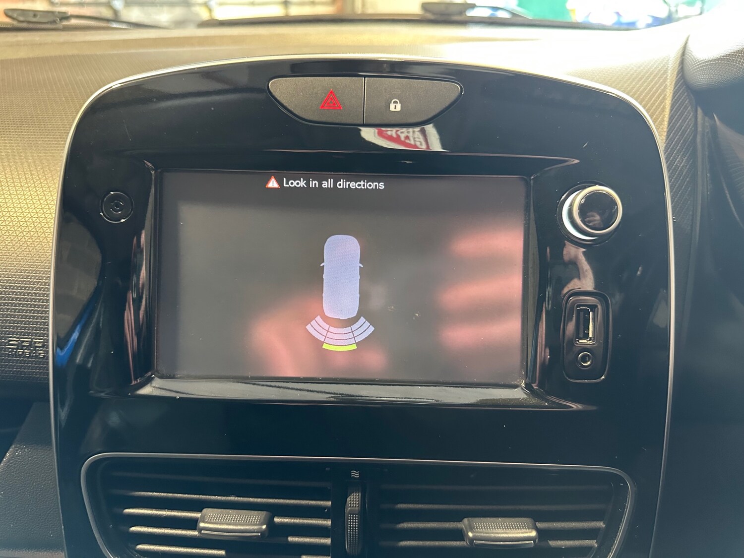 Used Renault Clio 2018 for sale - 77483090: Photo 28