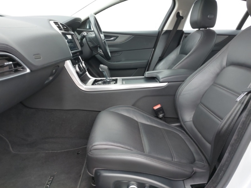 Used Jaguar XE 2019 for sale - 77645065: Photo 5