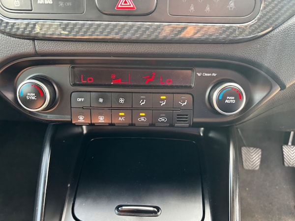 Used Kia Carens 2017 for sale - 76209077: Photo 5