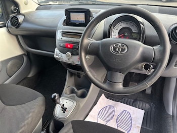 Used Toyota AYGO 2011 for sale - 76244663: Photo 2