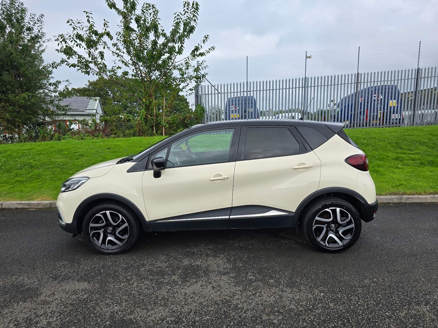 Used Renault Captur 2018 for sale - 76991741: Photo 2