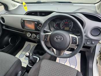 Used Toyota Yaris 2015 for sale - 74599609: Photo