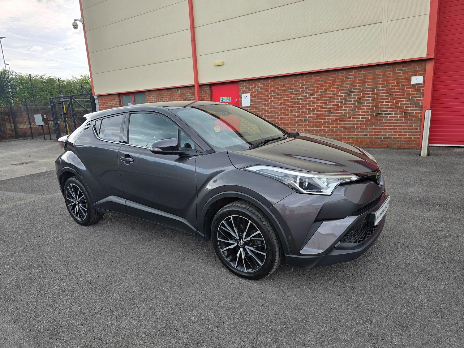 Used Toyota C-HR 2019 for sale - 76990579: Photo 2