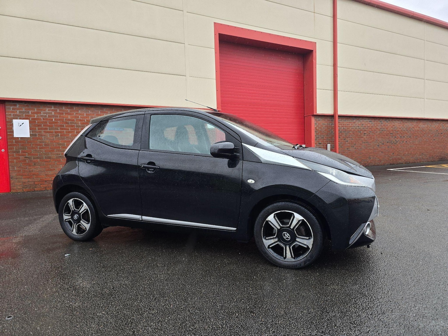 Used Toyota AYGO 2015 for sale - 76823438: Photo 1