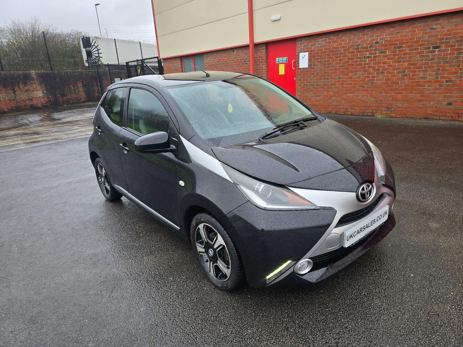 Used Toyota AYGO 2015 for sale - 76823438: Photo 2