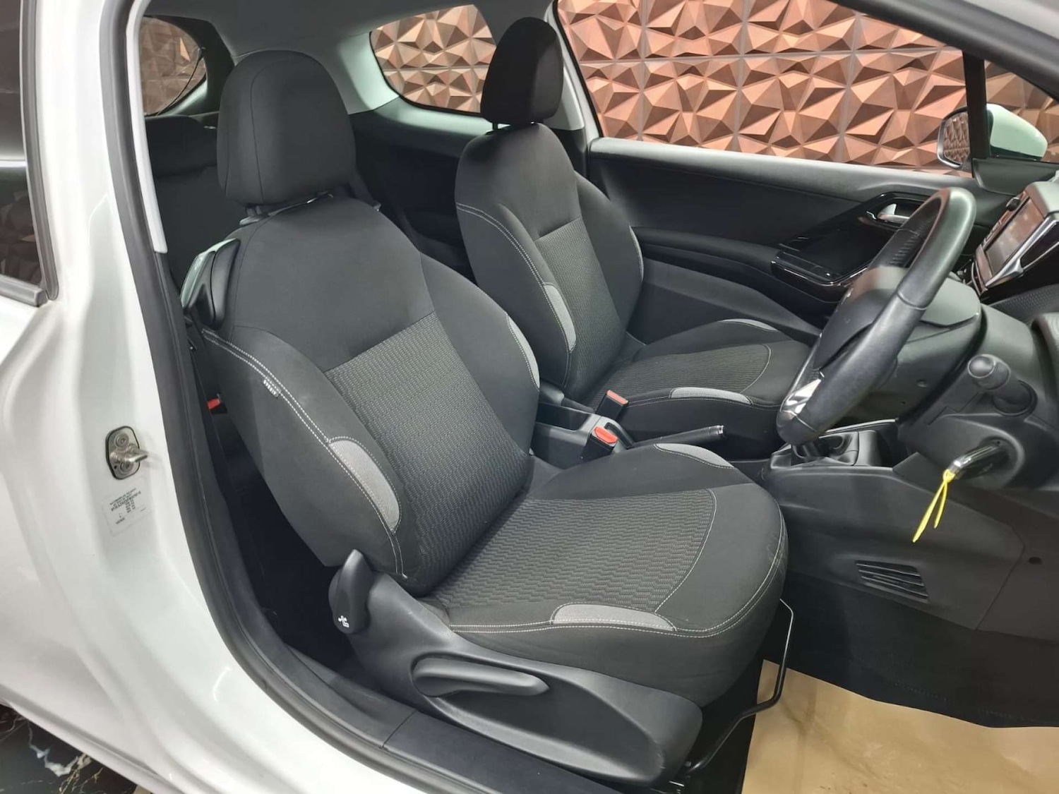 Used Peugeot 208 2015 for sale - 77151171: Photo 6