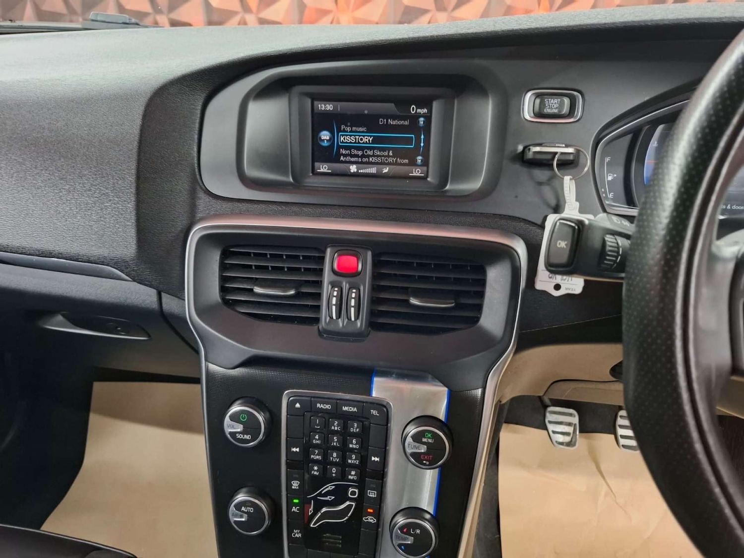 Used Volvo V40 2016 for sale - 77151300: Photo 24