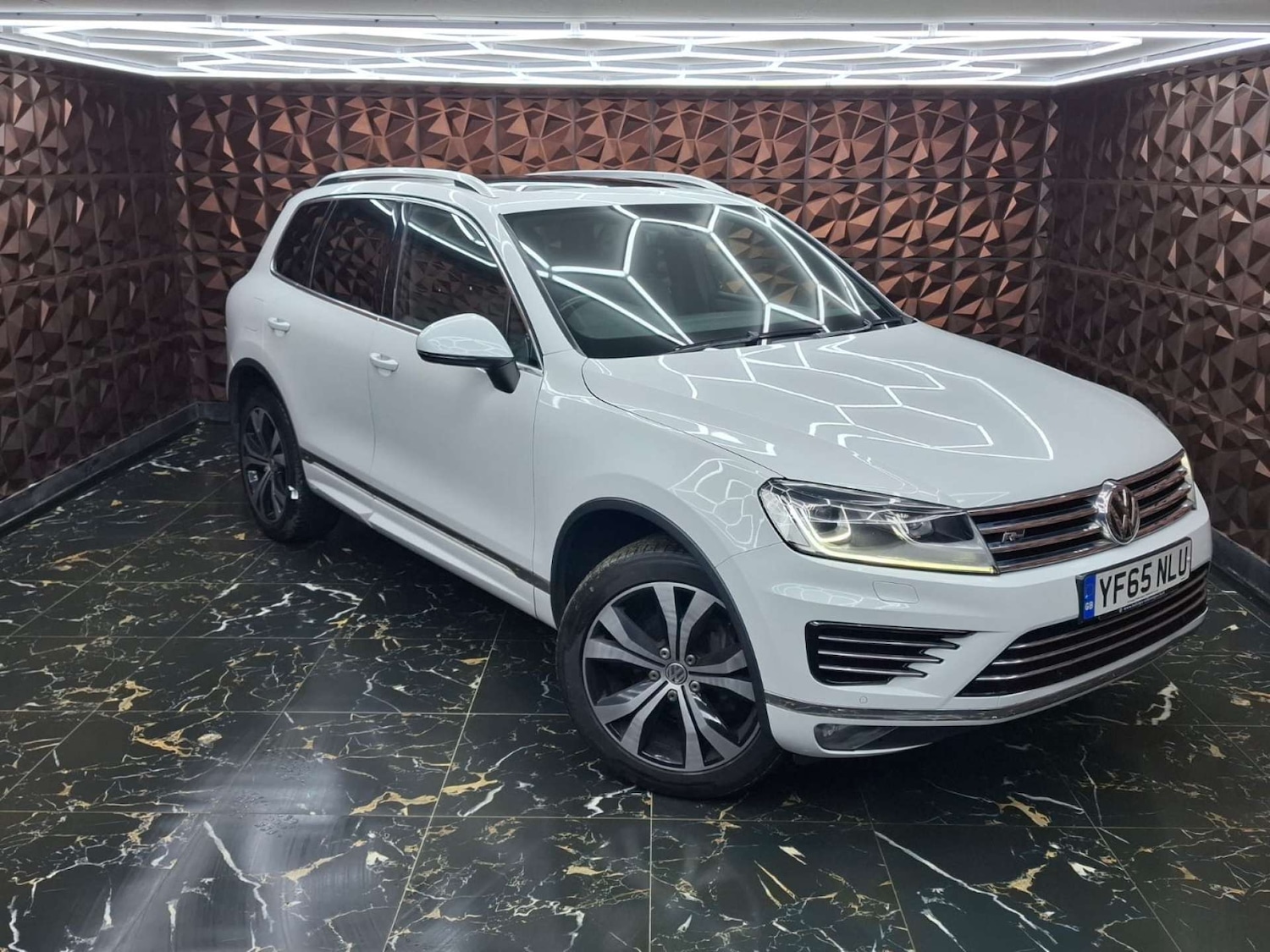 Used Volkswagen Touareg 2015 for sale - 77151125: Photo 2