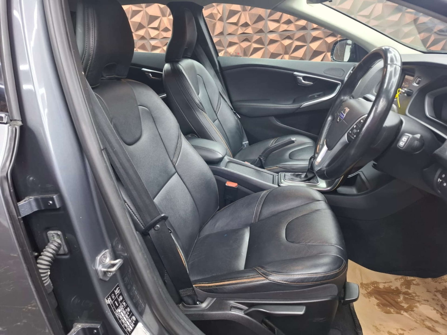 Used Volvo V40 2015 for sale - 76921421: Photo 15