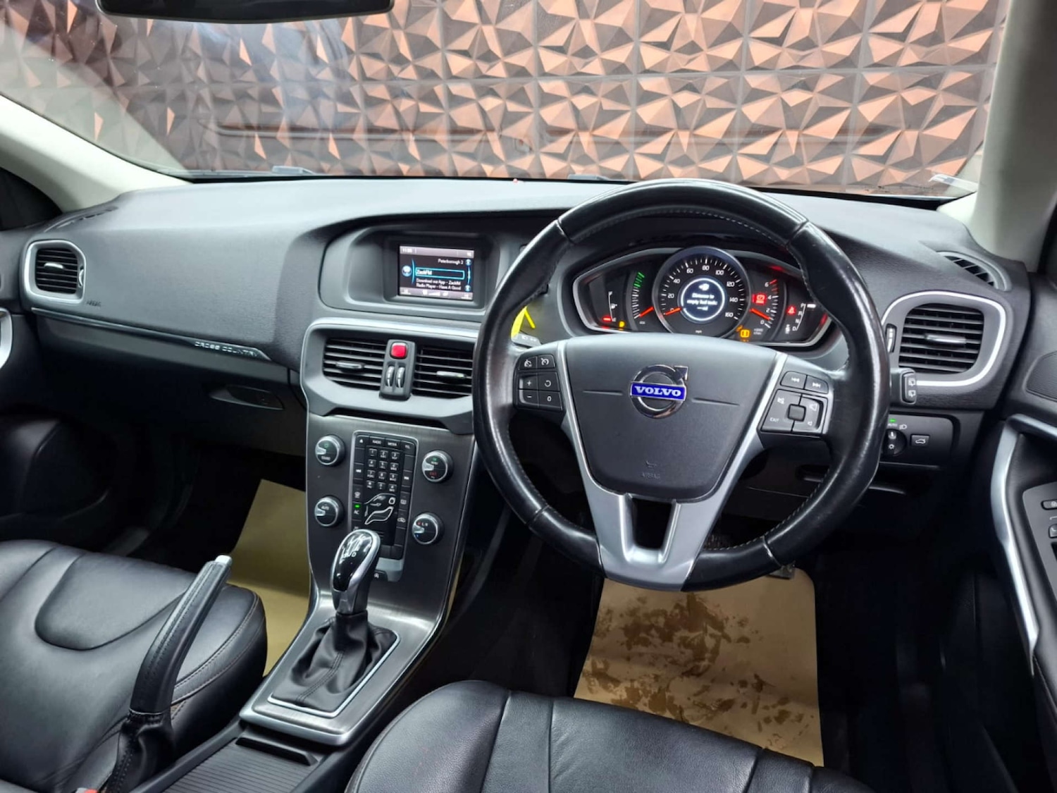 Used Volvo V40 2015 for sale - 76921421: Photo 24