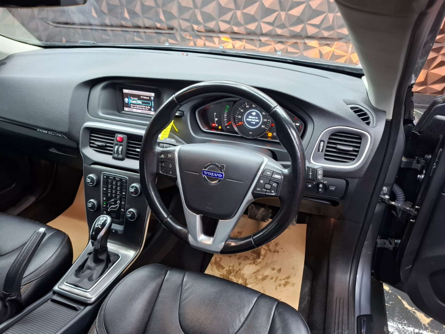 Used Volvo V40 2015 for sale - 76921421: Photo 28