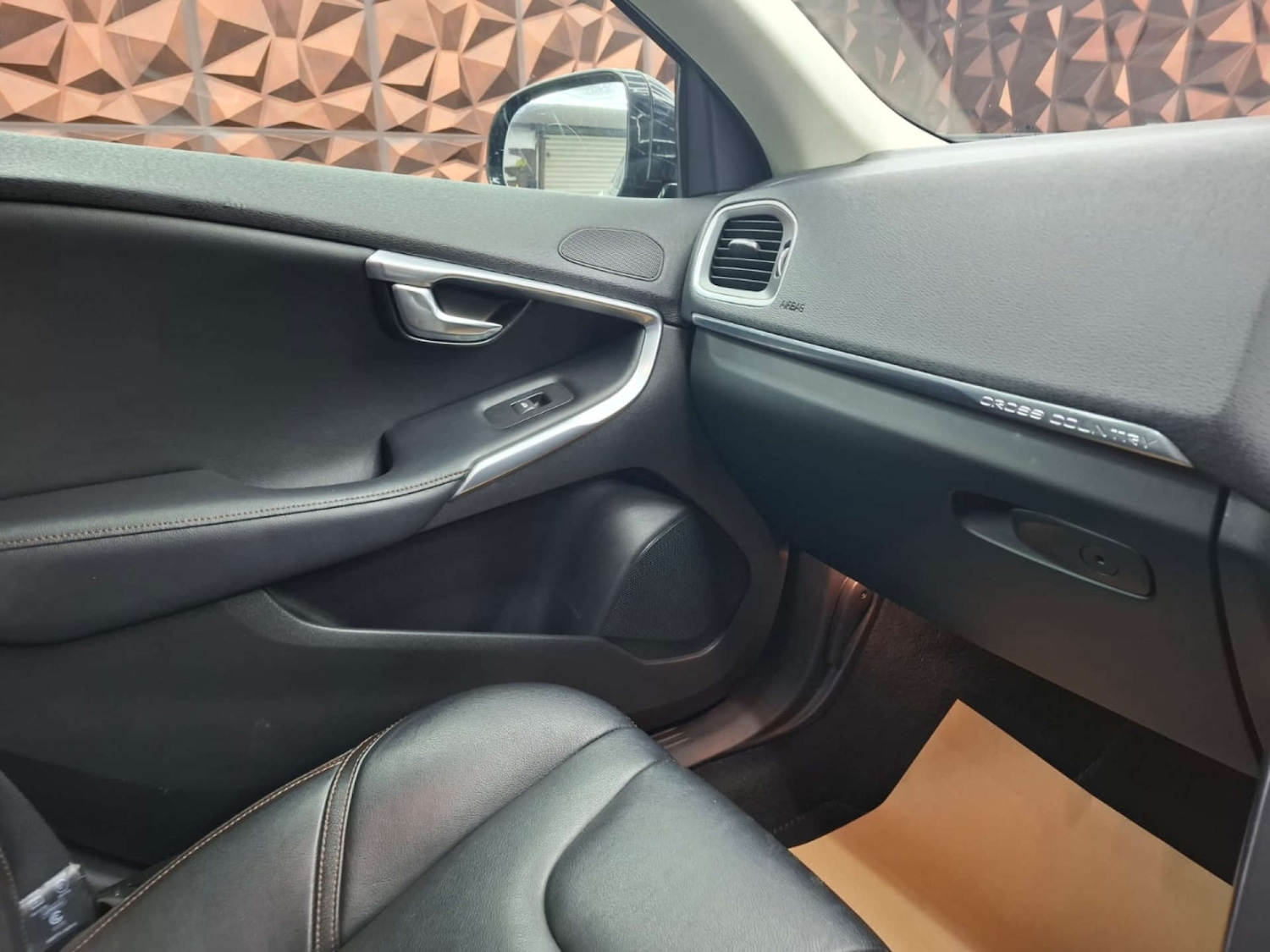 Used Volvo V40 2015 for sale - 76921421: Photo 38