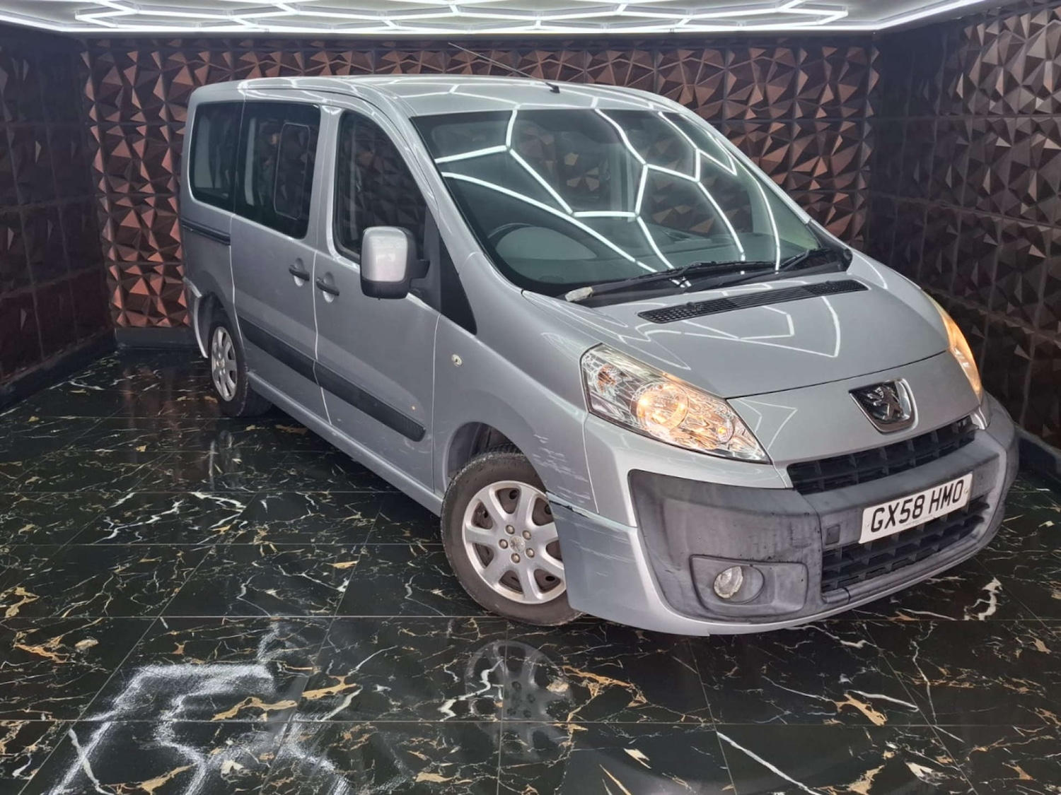 Used Mercedes-Benz C Class 2019 for sale - 76921454: Photo 2