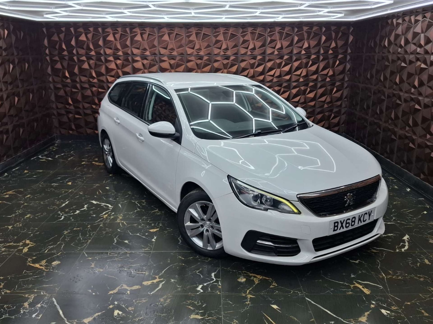 Used Peugeot 308 2018 for sale - 76948209: Photo 2