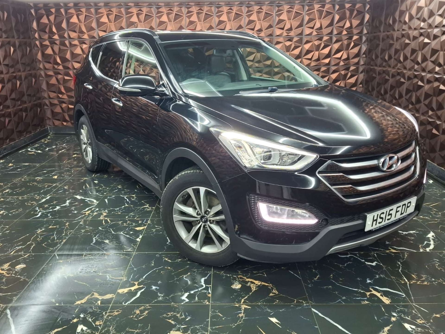 Used Hyundai Santa Fe 2015 for sale - 77151179: Photo 2