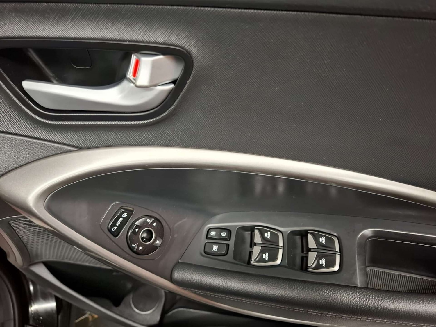 Used Hyundai Santa Fe 2015 for sale - 77151179: Photo 33