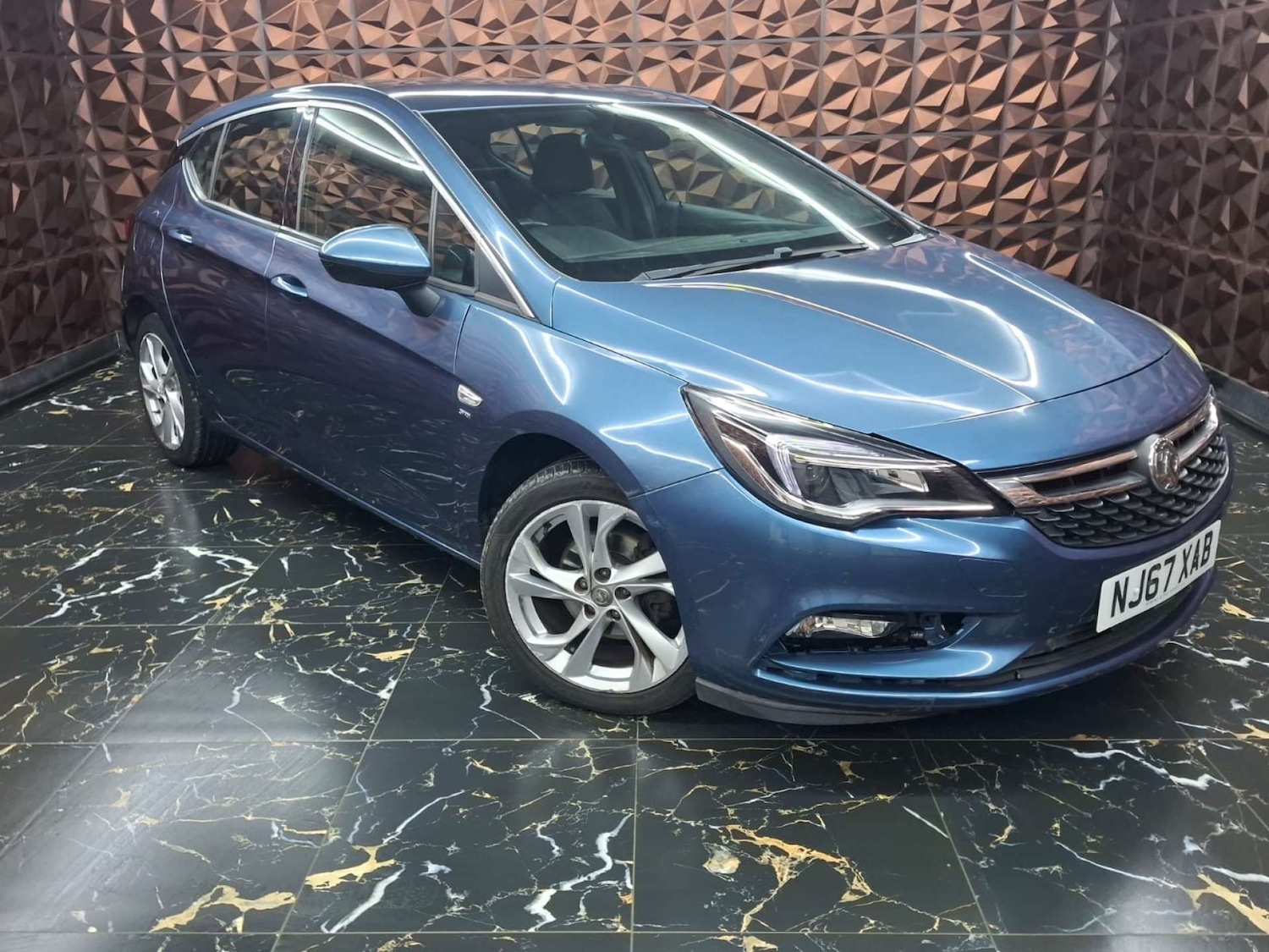 Used Vauxhall Astra 2017 for sale - 76921470: Photo 2
