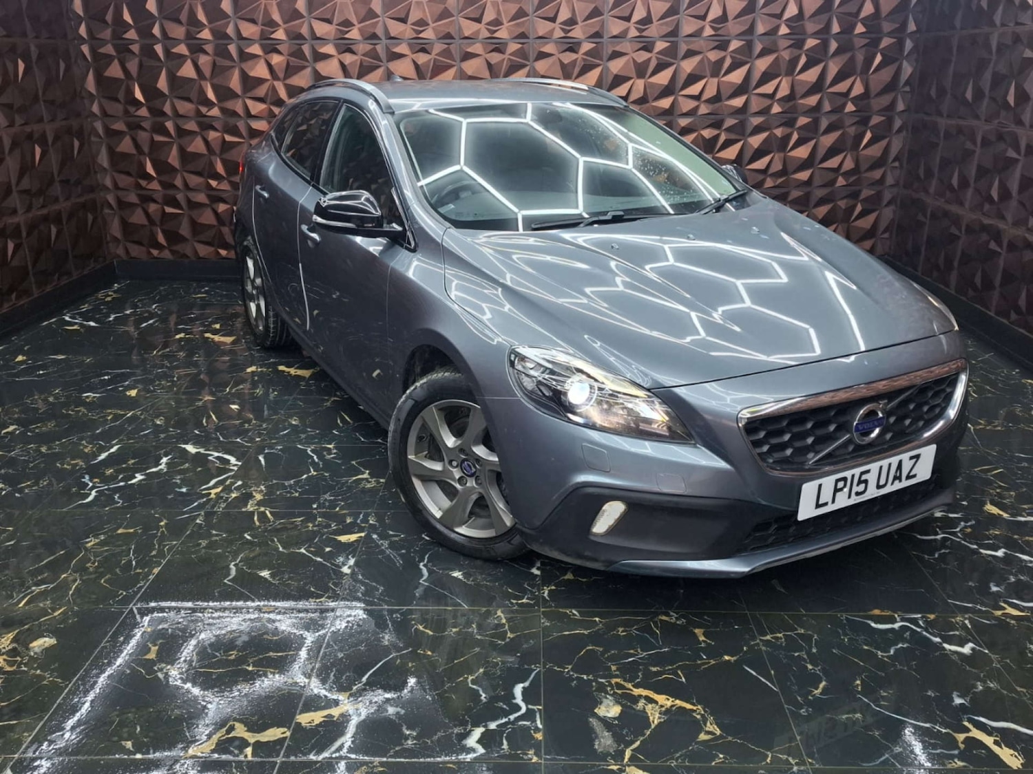 Used Volvo V40 2015 for sale - 77151280: Photo 2