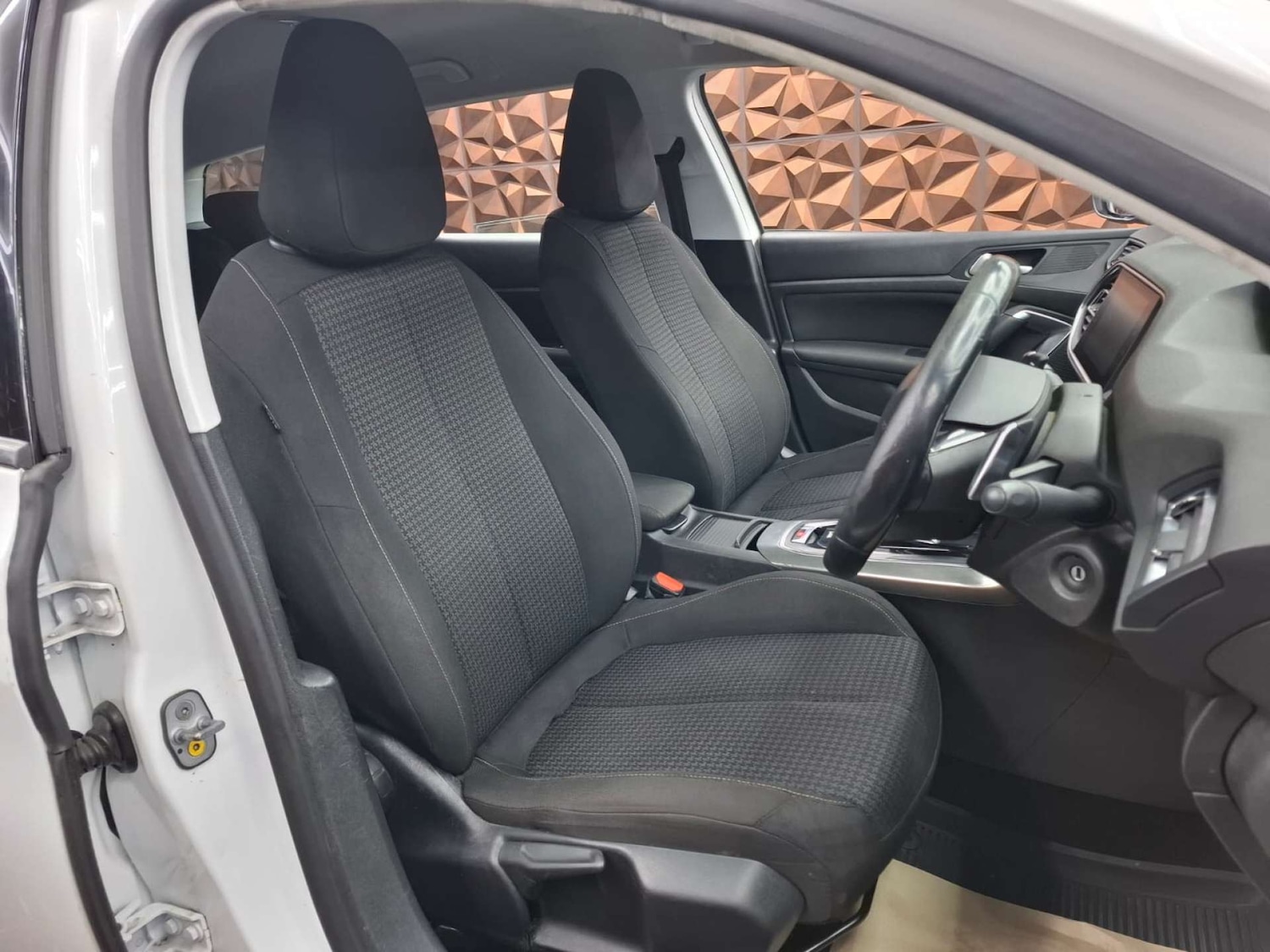 Used Peugeot 308 2018 for sale - 77151192: Photo 8